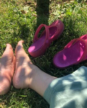 Elif Çakman Instagram - Ekim ayıymış bu fotoğrafları çektiğim zaman. Güzel gelmiş sonbahar, Leo toparlamış biraz, umudumuz var. Yeni sezon, her şey taze… Başımıza geleceklerden habersiz mutluyuz bir şekilde. Geleni keyifle karşılıyoruz, küçük küçük planlarımız var. Sonra yeni yılı karşılıyoruz, yeni işler, enerjiler. Vedalaştık oğlum Leo’yla ama sonra yine nefes aldık, toparlandık ve şubat ayı bir sabah öyle bir kalktık ki o vedayı kat kat geride bırakacak bir gerçekle kalakaldık. Zaman durdu, dünya durdu, çaresizlik bir yanda, üzüntü ve anksiyeteler bir yanda. Aklımızın alacağının çok ötesinde bir acının ortasında gerçekten zaman durdu, planlar, düşünceler durdu. O zamandan beri bana daha yavaş akıyor zaman, her şey bir yarım, neresinden toparlasan bilinmez bir dönem. Yine çiçek açacağız diyoruz ama sürece bakınca belli ki daha çok yol var. Yaraları saracağız birlikte diyoruz ama çok derin yaralar öyle iki gülücükle, bir kaç vaatle toparlanacak gibi değil. Bir yandan bayram diyorlar bakıyorum, coşkusu yok, renksiz nasıl olsun, sevdiklerime, dostlarıma, aileme bakıyorum, şükrediyorum uzakta da olsalar, her an sarılamasam da sağlıklılar. Sonra bu düşüncemden de utanıyorum. Bahar dalları açınca bir içim çiçekleniyor, gülümsüyorum azıcık geçer gibi oluyor, sonra bir iç çekiş… İşte öyle bir zaman hepimize