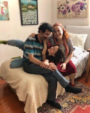 Elif Çakman Instagram - O zaman ben de paylaşıyorum🤸🏻‍♀️💜💫 Güzelim aile 😌🍀
@diziduybeni #duybeni