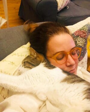Elif Çakman Instagram - Ekim ayıymış bu fotoğrafları çektiğim zaman. Güzel gelmiş sonbahar, Leo toparlamış biraz, umudumuz var. Yeni sezon, her şey taze… Başımıza geleceklerden habersiz mutluyuz bir şekilde. Geleni keyifle karşılıyoruz, küçük küçük planlarımız var. Sonra yeni yılı karşılıyoruz, yeni işler, enerjiler. Vedalaştık oğlum Leo’yla ama sonra yine nefes aldık, toparlandık ve şubat ayı bir sabah öyle bir kalktık ki o vedayı kat kat geride bırakacak bir gerçekle kalakaldık. Zaman durdu, dünya durdu, çaresizlik bir yanda, üzüntü ve anksiyeteler bir yanda. Aklımızın alacağının çok ötesinde bir acının ortasında gerçekten zaman durdu, planlar, düşünceler durdu. O zamandan beri bana daha yavaş akıyor zaman, her şey bir yarım, neresinden toparlasan bilinmez bir dönem. Yine çiçek açacağız diyoruz ama sürece bakınca belli ki daha çok yol var. Yaraları saracağız birlikte diyoruz ama çok derin yaralar öyle iki gülücükle, bir kaç vaatle toparlanacak gibi değil. Bir yandan bayram diyorlar bakıyorum, coşkusu yok, renksiz nasıl olsun, sevdiklerime, dostlarıma, aileme bakıyorum, şükrediyorum uzakta da olsalar, her an sarılamasam da sağlıklılar. Sonra bu düşüncemden de utanıyorum. Bahar dalları açınca bir içim çiçekleniyor, gülümsüyorum azıcık geçer gibi oluyor, sonra bir iç çekiş… İşte öyle bir zaman hepimize