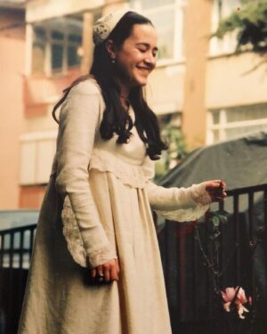 Elif Çakman Instagram - 15-16 yaşlarım sanırım. Hayal dünyam çok uçuşmalı ve ben dönem elbiselerimle çok mutluyum. Olmak istediğim halim tam olarak bu o zaman ve sanırım daha cesurum. Daha çok yaratıp, daha çok hayata geçiriyorum. Ve herşey çok naif ve keyifli o zaman algılayamasam da. Ben fotoğraflar ve filmler içinde kaybolurken aklıma gelen her şeyi yapıyorum. Baleye başlamışım konservatuarın verdiği hevesle, şiire ve Murathan Mungan’a sevdalanmışım. Oyunlar okumaya başlamışım, kostümler çiziyorum ve bir sene sonrasına dair ya da hayata dair hiç endişe duymuyorum. İşte o zamanlar iyi ki ben böyle sonuna kadar renkli ve dolu dolu yaşamışım.😌🍀 #tbt