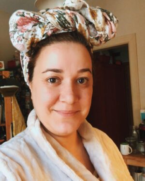 Elif Çakman Instagram - Ekim ayıymış bu fotoğrafları çektiğim zaman. Güzel gelmiş sonbahar, Leo toparlamış biraz, umudumuz var. Yeni sezon, her şey taze… Başımıza geleceklerden habersiz mutluyuz bir şekilde. Geleni keyifle karşılıyoruz, küçük küçük planlarımız var. Sonra yeni yılı karşılıyoruz, yeni işler, enerjiler. Vedalaştık oğlum Leo’yla ama sonra yine nefes aldık, toparlandık ve şubat ayı bir sabah öyle bir kalktık ki o vedayı kat kat geride bırakacak bir gerçekle kalakaldık. Zaman durdu, dünya durdu, çaresizlik bir yanda, üzüntü ve anksiyeteler bir yanda. Aklımızın alacağının çok ötesinde bir acının ortasında gerçekten zaman durdu, planlar, düşünceler durdu. O zamandan beri bana daha yavaş akıyor zaman, her şey bir yarım, neresinden toparlasan bilinmez bir dönem. Yine çiçek açacağız diyoruz ama sürece bakınca belli ki daha çok yol var. Yaraları saracağız birlikte diyoruz ama çok derin yaralar öyle iki gülücükle, bir kaç vaatle toparlanacak gibi değil. Bir yandan bayram diyorlar bakıyorum, coşkusu yok, renksiz nasıl olsun, sevdiklerime, dostlarıma, aileme bakıyorum, şükrediyorum uzakta da olsalar, her an sarılamasam da sağlıklılar. Sonra bu düşüncemden de utanıyorum. Bahar dalları açınca bir içim çiçekleniyor, gülümsüyorum azıcık geçer gibi oluyor, sonra bir iç çekiş… İşte öyle bir zaman hepimize
