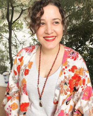 Elif Çakman Instagram - Hoşgelmiş yeni yaşım. Eksiğiyle, doğrusuyla, yanlışıyla çok sene. Neye dokundum, neye iyi geldim o kadar bilemiyorum ama şöyle bir durup düşündüğümde kendimi  çok şanslı hissediyorum. Çok güzel dostluklar, kardeşlikler, insanlar biriktirmişim, her gün herkese yetemesem de iyi günde, kötü günde anlıyorum değerini en çok. Şanslıyım diyorum, teşekkürüm çok hayata, eksilenlerimin yanında. Üzülmek de, dağılmak da, düşmek, kalkmak da hayata dair. Sevgileri kalbimizin hep bir kenarında♥️😌 Yeni yaşıma dair kendimce hayallerim var ama büyük büyük planlarım yok, sağlıklı olmak dışında. Sevdiklerimle daha çok sohbette olmak var o kadar.🍀 İyi ki doğmuşum o zaman, hayatıma dokunan her güzelliğe teşekkür ederim 😌🤍💫🍃