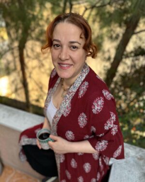 Elif Çakman Instagram - Hoşgelmiş yeni yaşım. Eksiğiyle, doğrusuyla, yanlışıyla çok sene. Neye dokundum, neye iyi geldim o kadar bilemiyorum ama şöyle bir durup düşündüğümde kendimi  çok şanslı hissediyorum. Çok güzel dostluklar, kardeşlikler, insanlar biriktirmişim, her gün herkese yetemesem de iyi günde, kötü günde anlıyorum değerini en çok. Şanslıyım diyorum, teşekkürüm çok hayata, eksilenlerimin yanında. Üzülmek de, dağılmak da, düşmek, kalkmak da hayata dair. Sevgileri kalbimizin hep bir kenarında♥️😌 Yeni yaşıma dair kendimce hayallerim var ama büyük büyük planlarım yok, sağlıklı olmak dışında. Sevdiklerimle daha çok sohbette olmak var o kadar.🍀 İyi ki doğmuşum o zaman, hayatıma dokunan her güzelliğe teşekkür ederim 😌🤍💫🍃