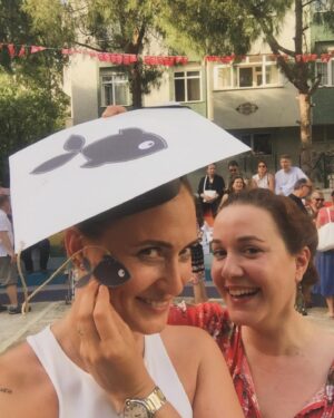 Elif Çakman Instagram - Arkadaşım doğmuş bugün, yeni yaş güzelliklerle geldi, gerisi de keyifle gelsin, yüzün hep gülsün. Yeni yeni fotoğraflarımız olsun artık bolca ve sohbetlerimiz daha çok olsun. Işıl ışıl bir yaş gelsin sana…Seviyorum ♥️😌🥰