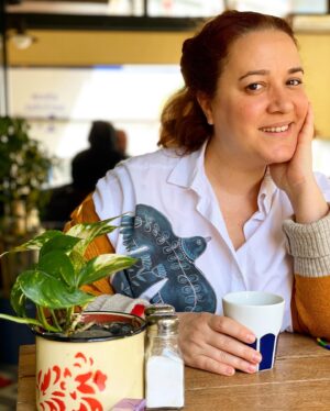 Elif Çakman Instagram - Hoşgelmiş yeni yaşım. Eksiğiyle, doğrusuyla, yanlışıyla çok sene. Neye dokundum, neye iyi geldim o kadar bilemiyorum ama şöyle bir durup düşündüğümde kendimi  çok şanslı hissediyorum. Çok güzel dostluklar, kardeşlikler, insanlar biriktirmişim, her gün herkese yetemesem de iyi günde, kötü günde anlıyorum değerini en çok. Şanslıyım diyorum, teşekkürüm çok hayata, eksilenlerimin yanında. Üzülmek de, dağılmak da, düşmek, kalkmak da hayata dair. Sevgileri kalbimizin hep bir kenarında♥️😌 Yeni yaşıma dair kendimce hayallerim var ama büyük büyük planlarım yok, sağlıklı olmak dışında. Sevdiklerimle daha çok sohbette olmak var o kadar.🍀 İyi ki doğmuşum o zaman, hayatıma dokunan her güzelliğe teşekkür ederim 😌🤍💫🍃