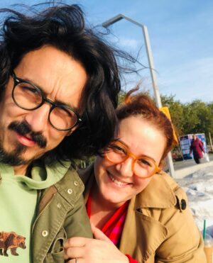 Elif Çakman Instagram - Ekim ayıymış bu fotoğrafları çektiğim zaman. Güzel gelmiş sonbahar, Leo toparlamış biraz, umudumuz var. Yeni sezon, her şey taze… Başımıza geleceklerden habersiz mutluyuz bir şekilde. Geleni keyifle karşılıyoruz, küçük küçük planlarımız var. Sonra yeni yılı karşılıyoruz, yeni işler, enerjiler. Vedalaştık oğlum Leo’yla ama sonra yine nefes aldık, toparlandık ve şubat ayı bir sabah öyle bir kalktık ki o vedayı kat kat geride bırakacak bir gerçekle kalakaldık. Zaman durdu, dünya durdu, çaresizlik bir yanda, üzüntü ve anksiyeteler bir yanda. Aklımızın alacağının çok ötesinde bir acının ortasında gerçekten zaman durdu, planlar, düşünceler durdu. O zamandan beri bana daha yavaş akıyor zaman, her şey bir yarım, neresinden toparlasan bilinmez bir dönem. Yine çiçek açacağız diyoruz ama sürece bakınca belli ki daha çok yol var. Yaraları saracağız birlikte diyoruz ama çok derin yaralar öyle iki gülücükle, bir kaç vaatle toparlanacak gibi değil. Bir yandan bayram diyorlar bakıyorum, coşkusu yok, renksiz nasıl olsun, sevdiklerime, dostlarıma, aileme bakıyorum, şükrediyorum uzakta da olsalar, her an sarılamasam da sağlıklılar. Sonra bu düşüncemden de utanıyorum. Bahar dalları açınca bir içim çiçekleniyor, gülümsüyorum azıcık geçer gibi oluyor, sonra bir iç çekiş… İşte öyle bir zaman hepimize
