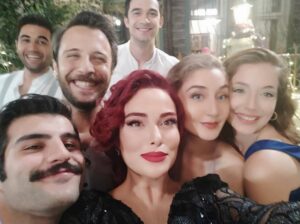 Elif Melda Yılmaz Instagram - Nadir bir araya gelebilecek harika bir ekiple,en zor koşullarda bile, 
hep sıcacık bir aile ortamında çalıştığımız, #aşkıntarifi dizimizin veda bölümünü izlerken, buraya sığdıramadığım daha bir çok fotoğraf ve anıyı hafızamda saklayacak olmanın tatlı hazzını yaşıyorum.
İlk günden beri emeği geçen herkese ve güzel seyircimize teşekkür ediyorum. 
Bu kadar güzel insanların olduğu , yeni projelerde görüşmek dileğiyle... 🍀🙏💞

@askintarifidizi  @denizkolos @minegulerr @conkayasemin @cemdavran @sariiturk @kadirdogulu @bayramburcu @canberkyyilmaz @birselcikinci @ummu_putgul @idilsivritepe @gokhannigdeli @dorukerengul @leyla_uslu_oter @alpersaldiran @selimm_akgul @denizgurk @mmttskr @attakanyilmaz @tolgarozaltindere  @ahmetcemaslan @nazongen @beranozel  @onur.yakici @seyhankizall @batuhanbayiir @yarenntank@bv216 @metinbirinci @khullia @maaviikiz@mel.pyl @ebbruozturk @hakankyancicek @makeupselis @erdokus @demirus @miko.mikailkocyigit @selim_akgll  @sukranozm @eefekeskin @behiye_kocyigit @naciyeeralp @aaycayavuzerr @enginsengun @gozdedernekkb@eliffelverr  @kubragozgu @osman_sndkc @gozdeeduman @sanemarslanturk @gokhanselcukk @gurkancolakoglu @sametdemir1993 @@ntcmedyatv @karbonelmizmizmercan @kanald 

Beceremediğim için etiketleyemediğim daha birçok kıymetli insan var. 
Hepsine gönülden sevgiler, selâmlar...🌹💕