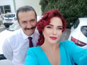 Elif Melda Yılmaz Instagram - Nadir bir araya gelebilecek harika bir ekiple,en zor koşullarda bile, 
hep sıcacık bir aile ortamında çalıştığımız, #aşkıntarifi dizimizin veda bölümünü izlerken, buraya sığdıramadığım daha bir çok fotoğraf ve anıyı hafızamda saklayacak olmanın tatlı hazzını yaşıyorum.
İlk günden beri emeği geçen herkese ve güzel seyircimize teşekkür ediyorum. 
Bu kadar güzel insanların olduğu , yeni projelerde görüşmek dileğiyle... 🍀🙏💞

@askintarifidizi  @denizkolos @minegulerr @conkayasemin @cemdavran @sariiturk @kadirdogulu @bayramburcu @canberkyyilmaz @birselcikinci @ummu_putgul @idilsivritepe @gokhannigdeli @dorukerengul @leyla_uslu_oter @alpersaldiran @selimm_akgul @denizgurk @mmttskr @attakanyilmaz @tolgarozaltindere  @ahmetcemaslan @nazongen @beranozel  @onur.yakici @seyhankizall @batuhanbayiir @yarenntank@bv216 @metinbirinci @khullia @maaviikiz@mel.pyl @ebbruozturk @hakankyancicek @makeupselis @erdokus @demirus @miko.mikailkocyigit @selim_akgll  @sukranozm @eefekeskin @behiye_kocyigit @naciyeeralp @aaycayavuzerr @enginsengun @gozdedernekkb@eliffelverr  @kubragozgu @osman_sndkc @gozdeeduman @sanemarslanturk @gokhanselcukk @gurkancolakoglu @sametdemir1993 @@ntcmedyatv @karbonelmizmizmercan @kanald 

Beceremediğim için etiketleyemediğim daha birçok kıymetli insan var. 
Hepsine gönülden sevgiler, selâmlar...🌹💕