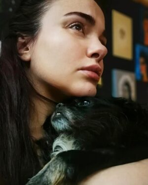 Elif Melda Yılmaz Instagram - Benim saçlarım, senin ellerin siyahtı ellerimde ilk nefesini aldığın gün. 
Şimdi zaman siyah, biz beyaza çaldık.
Geçen on dört yıla bakıyorum , her nefesine şükrederek.
Hep böyle kollarımda kalabilsen...
Sıcacık nefesinle dilekler dilesek,  böylesine emsalsiz bir sevgiyi tatsın da , özüne dönsün tüm dünya diye.
Kızım , Lamuş'um...
Bu dünyada anne olamadım. 
Ama bana ANNE diyen bir köpeğim oldu.
Hangi dünya gerçek?
Seninki mi?
Bizimki mi?
Daha ne ister ki bir insan? 
Seni çok seviyorum.
Bu dünyada ve her dünyada...
Biraz daha kal.
Biraz daha...