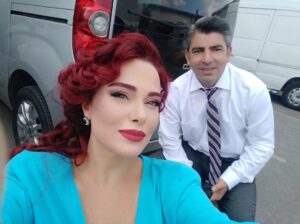 Elif Melda Yılmaz Instagram - Nadir bir araya gelebilecek harika bir ekiple,en zor koşullarda bile, 
hep sıcacık bir aile ortamında çalıştığımız, #aşkıntarifi dizimizin veda bölümünü izlerken, buraya sığdıramadığım daha bir çok fotoğraf ve anıyı hafızamda saklayacak olmanın tatlı hazzını yaşıyorum.
İlk günden beri emeği geçen herkese ve güzel seyircimize teşekkür ediyorum. 
Bu kadar güzel insanların olduğu , yeni projelerde görüşmek dileğiyle... 🍀🙏💞

@askintarifidizi  @denizkolos @minegulerr @conkayasemin @cemdavran @sariiturk @kadirdogulu @bayramburcu @canberkyyilmaz @birselcikinci @ummu_putgul @idilsivritepe @gokhannigdeli @dorukerengul @leyla_uslu_oter @alpersaldiran @selimm_akgul @denizgurk @mmttskr @attakanyilmaz @tolgarozaltindere  @ahmetcemaslan @nazongen @beranozel  @onur.yakici @seyhankizall @batuhanbayiir @yarenntank@bv216 @metinbirinci @khullia @maaviikiz@mel.pyl @ebbruozturk @hakankyancicek @makeupselis @erdokus @demirus @miko.mikailkocyigit @selim_akgll  @sukranozm @eefekeskin @behiye_kocyigit @naciyeeralp @aaycayavuzerr @enginsengun @gozdedernekkb@eliffelverr  @kubragozgu @osman_sndkc @gozdeeduman @sanemarslanturk @gokhanselcukk @gurkancolakoglu @sametdemir1993 @@ntcmedyatv @karbonelmizmizmercan @kanald 

Beceremediğim için etiketleyemediğim daha birçok kıymetli insan var. 
Hepsine gönülden sevgiler, selâmlar...🌹💕