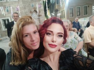 Elif Melda Yılmaz Instagram - Nadir bir araya gelebilecek harika bir ekiple,en zor koşullarda bile, 
hep sıcacık bir aile ortamında çalıştığımız, #aşkıntarifi dizimizin veda bölümünü izlerken, buraya sığdıramadığım daha bir çok fotoğraf ve anıyı hafızamda saklayacak olmanın tatlı hazzını yaşıyorum.
İlk günden beri emeği geçen herkese ve güzel seyircimize teşekkür ediyorum. 
Bu kadar güzel insanların olduğu , yeni projelerde görüşmek dileğiyle... 🍀🙏💞

@askintarifidizi  @denizkolos @minegulerr @conkayasemin @cemdavran @sariiturk @kadirdogulu @bayramburcu @canberkyyilmaz @birselcikinci @ummu_putgul @idilsivritepe @gokhannigdeli @dorukerengul @leyla_uslu_oter @alpersaldiran @selimm_akgul @denizgurk @mmttskr @attakanyilmaz @tolgarozaltindere  @ahmetcemaslan @nazongen @beranozel  @onur.yakici @seyhankizall @batuhanbayiir @yarenntank@bv216 @metinbirinci @khullia @maaviikiz@mel.pyl @ebbruozturk @hakankyancicek @makeupselis @erdokus @demirus @miko.mikailkocyigit @selim_akgll  @sukranozm @eefekeskin @behiye_kocyigit @naciyeeralp @aaycayavuzerr @enginsengun @gozdedernekkb@eliffelverr  @kubragozgu @osman_sndkc @gozdeeduman @sanemarslanturk @gokhanselcukk @gurkancolakoglu @sametdemir1993 @@ntcmedyatv @karbonelmizmizmercan @kanald 

Beceremediğim için etiketleyemediğim daha birçok kıymetli insan var. 
Hepsine gönülden sevgiler, selâmlar...🌹💕