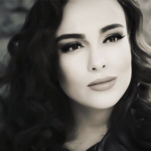 Elif Melda Yılmaz Instagram - Dostlarım, gündemle ilgili yorum yapmayı pek tercih etmediğimi bilirler. 

Gündemi takip etmeyi pek beceremediğim gibi, sosyal medyadaki hiç bir harekete de zamanında yetişemem. 

Ama bu sefer, hayatımdaki güzeller güzeli insanlardan gelen, bu kadar anlamlı bir davete cevap vermeden edemedim. @ozdenguvenn
@ipek.citak @nazliavcinazli @selahattinbel

Bütün bu siyah beyaz fotoğraflar, birbirimize mutlulukla selâm göndermemiz için paylaşılsın sadece. 

Böyle bir fotografın altında , tek bir kadının, tek bir masum insanın, tek bir savunmasız canlının daha  yürek parçalayan acı haberini okumak istemiyorum. 

İncitmeden sevmeyi öğrenelim, öğretelim. 
Adil olalım ki , hayat da bize karşı adil olsun. 
Mazlumu inciten, masuma iftira atan, ebedi mutsuzluğa mahkûmdur.
Er ya da geç adalet yerini bulacaktır.
Bulacak ...

#challengeaccepted #meydanokumakabuledildi 
#istanbulsözleşmesiyaşatır
#istanbulsözleşmesi 
#şiddetehayır
#kadınaşiddetehayır 
#insanaşiddetehayır 
#hayvanaşiddetehayır