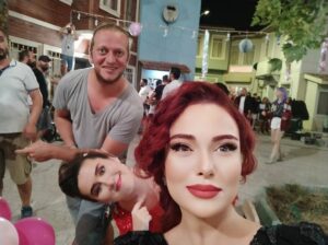 Elif Melda Yılmaz Instagram - Nadir bir araya gelebilecek harika bir ekiple,en zor koşullarda bile, 
hep sıcacık bir aile ortamında çalıştığımız, #aşkıntarifi dizimizin veda bölümünü izlerken, buraya sığdıramadığım daha bir çok fotoğraf ve anıyı hafızamda saklayacak olmanın tatlı hazzını yaşıyorum.
İlk günden beri emeği geçen herkese ve güzel seyircimize teşekkür ediyorum. 
Bu kadar güzel insanların olduğu , yeni projelerde görüşmek dileğiyle... 🍀🙏💞

@askintarifidizi  @denizkolos @minegulerr @conkayasemin @cemdavran @sariiturk @kadirdogulu @bayramburcu @canberkyyilmaz @birselcikinci @ummu_putgul @idilsivritepe @gokhannigdeli @dorukerengul @leyla_uslu_oter @alpersaldiran @selimm_akgul @denizgurk @mmttskr @attakanyilmaz @tolgarozaltindere  @ahmetcemaslan @nazongen @beranozel  @onur.yakici @seyhankizall @batuhanbayiir @yarenntank@bv216 @metinbirinci @khullia @maaviikiz@mel.pyl @ebbruozturk @hakankyancicek @makeupselis @erdokus @demirus @miko.mikailkocyigit @selim_akgll  @sukranozm @eefekeskin @behiye_kocyigit @naciyeeralp @aaycayavuzerr @enginsengun @gozdedernekkb@eliffelverr  @kubragozgu @osman_sndkc @gozdeeduman @sanemarslanturk @gokhanselcukk @gurkancolakoglu @sametdemir1993 @@ntcmedyatv @karbonelmizmizmercan @kanald 

Beceremediğim için etiketleyemediğim daha birçok kıymetli insan var. 
Hepsine gönülden sevgiler, selâmlar...🌹💕