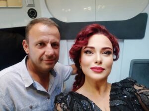 Elif Melda Yılmaz Instagram - Nadir bir araya gelebilecek harika bir ekiple,en zor koşullarda bile, 
hep sıcacık bir aile ortamında çalıştığımız, #aşkıntarifi dizimizin veda bölümünü izlerken, buraya sığdıramadığım daha bir çok fotoğraf ve anıyı hafızamda saklayacak olmanın tatlı hazzını yaşıyorum.
İlk günden beri emeği geçen herkese ve güzel seyircimize teşekkür ediyorum. 
Bu kadar güzel insanların olduğu , yeni projelerde görüşmek dileğiyle... 🍀🙏💞

@askintarifidizi  @denizkolos @minegulerr @conkayasemin @cemdavran @sariiturk @kadirdogulu @bayramburcu @canberkyyilmaz @birselcikinci @ummu_putgul @idilsivritepe @gokhannigdeli @dorukerengul @leyla_uslu_oter @alpersaldiran @selimm_akgul @denizgurk @mmttskr @attakanyilmaz @tolgarozaltindere  @ahmetcemaslan @nazongen @beranozel  @onur.yakici @seyhankizall @batuhanbayiir @yarenntank@bv216 @metinbirinci @khullia @maaviikiz@mel.pyl @ebbruozturk @hakankyancicek @makeupselis @erdokus @demirus @miko.mikailkocyigit @selim_akgll  @sukranozm @eefekeskin @behiye_kocyigit @naciyeeralp @aaycayavuzerr @enginsengun @gozdedernekkb@eliffelverr  @kubragozgu @osman_sndkc @gozdeeduman @sanemarslanturk @gokhanselcukk @gurkancolakoglu @sametdemir1993 @@ntcmedyatv @karbonelmizmizmercan @kanald 

Beceremediğim için etiketleyemediğim daha birçok kıymetli insan var. 
Hepsine gönülden sevgiler, selâmlar...🌹💕