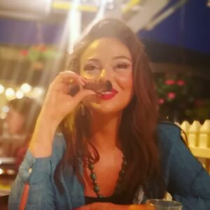 Elif Melda Yılmaz Instagram - Bir tütsü kokusu, bir şarkı, bir kucaklaşma... İyileştirir.  Dostlar hep doğru zamanda gelir... #friendship #serenity #love