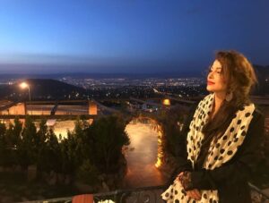 Elif Melda Yılmaz Instagram - İlk kez gittiğim Kayseri 'de, yıllar sonra üstadım @adnan_erbas' ı görmenin yanı sıra , pırıl pırıl insanlarla tanışmanın mutluluğunu yaşadım. Kayseri Barosu 'na teşekkürler ve sevgiler... #kayseribarosu #kayseri