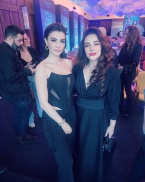 Elif Melda Yılmaz Instagram - Güzel Burcu'mun davetiyle, tatlı romantik bir filmin ilk gösterimindeydik. 
#rüyandagörürsün
Burcu'cuğum, filmin her sahnesinde harikaydı.❤️ Annesi rolüyle, canımız Devrim ablamız, her zamanki ustalığı ve güzelliğiyle yine örnekti.
Zaman nasıl akıyor...
Biz kanatlanırken Devrim ablamız şahitti. 🌷@goncayakut❤️
Burcu çiçek açarken, biz izliyoruz. 😊
Bakalım Burcu'nun elinde hangi çiçekler açacak?
Hayat...