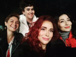 Elif Melda Yılmaz Instagram - Bütün kızlar toplandık. Ağabeyciğimin oyununu izlemeye geldik. @cemdavran 👏👏👏 🥰#üçübirarada  #tiyatro @onr_ozaydin @celilnalcakan