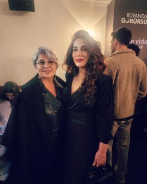 Elif Melda Yılmaz Instagram - Güzel Burcu'mun davetiyle, tatlı romantik bir filmin ilk gösterimindeydik. 
#rüyandagörürsün
Burcu'cuğum, filmin her sahnesinde harikaydı.❤️ Annesi rolüyle, canımız Devrim ablamız, her zamanki ustalığı ve güzelliğiyle yine örnekti.
Zaman nasıl akıyor...
Biz kanatlanırken Devrim ablamız şahitti. 🌷@goncayakut❤️
Burcu çiçek açarken, biz izliyoruz. 😊
Bakalım Burcu'nun elinde hangi çiçekler açacak?
Hayat...