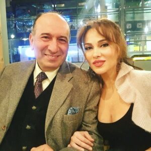 Elif Melda Yılmaz Instagram - Yıllar demlendirir , güzelleştirir...
" İyi ki " dedirtir bazen... #müzikal #tiyatro #yönetmen #öğretmen #aktör #insan  #dost  #ağabey #director #theatre #musical #master #friend