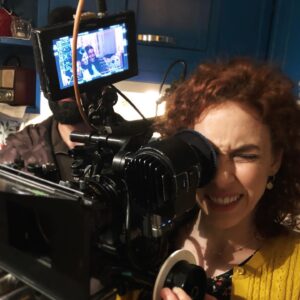 Elif Sönmez Instagram - ❤️ Setlerde çekim aralarında oyuncular hep bi kameraya el atar bi denemek ister nasıl bir his olduğunu. 2 dakika oynar sonra tükeniriz ve kamerayı saygıyla sahibine teslim ederiz. Burda ben fotoğrafımı da çeken @guraybtk ye teslim ettim mesela. Çünkü ustalıkla gelen binbir beceri bir yana, en basit haliyle bir görüntü elde etmek bile çok zor. Kamera, hele bir de monitörü varsa üstünde çok ağır, ısınıyor insanın kafasının yanında, tek gözle kameranın tek gözle dışarının görüntüsüne odaklanmaya çalışmak ayrı bir iş. Bu ağırlığın altında nefes alıp vermeye çalışırken görüntüyü titretmeden teker teker oyuncu arkadaşlarımın yüzlerine net atmayı deniyorum. İşin zorluğu suratımın ifadesinde!! 😂 
Kadrajımdakilerin o anı da diğer karede.. ❤️
Neyse, benim esas söylemek istediğim işimizi özledim, iş arkadaşlarımı özledim, anlattığımız hikayemizi özledim.. Çok dikkat edelim, sağlıklı kalalım ama kavuşalım da artık. Yetti gari! 
@cagribayrak @a.muratoztrk 
@ezgicill @eylemmmc @ogm.pictures @tv8 #doğduğunevkaderindir