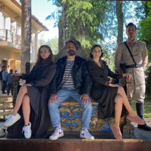 Elif Sönmez Instagram - Da King.. his Girls 🤍👑🧡 and their Guard 

Bahar geldi çok şükür 😎

🤴🏻➡️ @recaikaragoz 
🤍➡️ @iamdamlasonmez 
🫡➡️ @mrfatihsahin 

 
@azizdizisitv #aziz #azizdizi
 #elifsönmez #damlasönmez