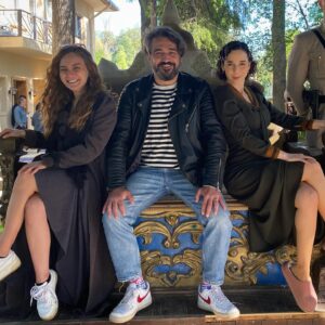Elif Sönmez Instagram - Da King.. his Girls 🤍👑🧡 and their Guard 

Bahar geldi çok şükür 😎

🤴🏻➡️ @recaikaragoz 
🤍➡️ @iamdamlasonmez 
🫡➡️ @mrfatihsahin 

 
@azizdizisitv #aziz #azizdizi
 #elifsönmez #damlasönmez