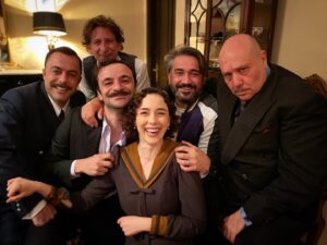 Elif Sönmez Instagram - ❤️‍🔥 I LOOOOOOVE MY JOB ve Ahmet Abi bir an önce gülüyodu 🫶🏻 @ahmetmumtaztaylanofficial @recaikaragoz @guvenyadamurat @erenhacisalihoglu @berkayakin 

 @azizdizisitv @showtv @o3medya #aziz #azizdizi