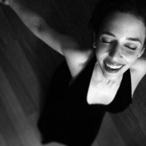 Elif Sönmez Instagram - KADIN KADININ KIYMETLİSİDİR!! 🌺Huzurlu, iştahlı, coşkulu bir kucak açma haliyle yaşayabilmek! Bütün kızkardeşlerime dileğim böyle bir hayattır. 
Kadınları coşkun ırmaklar gibi çağlarlarken gasp ederek kendi biricik hayatlarının ürkek, sessiz, güçsüz seyircileri haline getirmeye çalışanlar! Kadınların ellerinden işlerini, heveslerini, geleceklerini, şu dünyada sevilerek güven içinde yaşama haklarını alanlar.. Daha fazlasına hakları yokmuş, yada hayatta daha fazlası yokmuş gibi hissettirmeye çalışanlar!! Yapamazsınız! Çünkü biz biraradayız, birbirimizin yanında, arkasındayız, birbirimiz için hep varız! 
Ve hayır siz yanlış biliyorsunuz, bize yanlış öğretiyorsunuz!! KADIN KADININ KIYMETLİSİDİR !!
Ve evet #istanbulsözleşmesiyaşatır #womenempowerment #womenempoweringwomen 
Challenge accepted 🖤@meryembursali @zgunsuryuceil @bahar_ulukan @esraurasbilgin