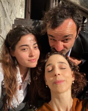 Elif Sönmez Instagram - 🌞 
Pek mesudum.. 

Ve iyi ki doğdun bahar yüzlüm @simaybarlass 

#simaybarlas 🌼 #elifsönmez 🌸 #güvenmuratakpınar 🐝

#aziz 🏡🌾 #azizdizi