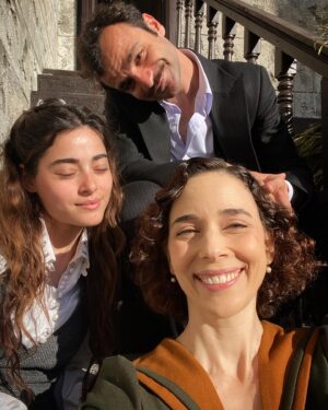 Elif Sönmez Instagram - 🌞 
Pek mesudum.. 

Ve iyi ki doğdun bahar yüzlüm @simaybarlass 

#simaybarlas 🌼 #elifsönmez 🌸 #güvenmuratakpınar 🐝

#aziz 🏡🌾 #azizdizi