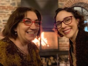 Elif Sönmez Instagram - Şansıma ben bile inanamıyorum 💓 Çok şükür! 🍀🐛 
İyi ki varsın, iyi ki seninle tanıştım, bir de çalışıyoruz, bir de öğreniyorum.  Kalbim hep pırpır, hep kahkahalı senin yanında @fusun_fd 🥰 Gözlüklerini de ben taşırım sen merak etme 🥸  #füsundemirel