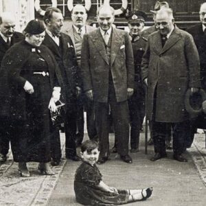 Elif Sönmez Instagram - "Küçük hanımlar, küçük beyler... Sizler hepiniz, geleceğin bir gülü, yıldızı, bir bahtının aydınlığısınız. Memleketi asıl aydınlığa boğacak olanlar sizsiniz."
M. K. Atatürk 
Ne mutlu bu sözlerin miras kaldığı bir milletin çocuklarına! Ne mutlu cumhuriyetine sahip çıkanlara! Ne mutlu aydın yarınlar için çalışanlara!
23 Nisan Ulusal Egemenlik ve Çocuk Bayramı'mız kutlu olsun!