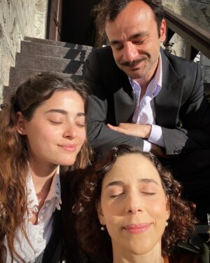 Elif Sönmez Instagram - 🌞 
Pek mesudum.. 

Ve iyi ki doğdun bahar yüzlüm @simaybarlass 

#simaybarlas 🌼 #elifsönmez 🌸 #güvenmuratakpınar 🐝

#aziz 🏡🌾 #azizdizi