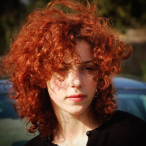 Elif Sönmez Instagram - 💛🔙 #asidizi.. nerdeyse 10 sene oluyor. @lacinceylan koca yüreğiyle benim görmediğim şeyler gördü bana bakınca, inandı, emek verdi, elimden tuttu, ve asi dizisine bıraktı beni.. ☺️Gönlümce derin, aklımca korkutucu, cesaretim kadar şevkatli, sabrım kadar özgürleştirici bir yolculuğa başlattı beni.. Oyuncu oldum.. Bende ne gördüyse iyi ki görmüş, ben de iyi ki cesaret etmişim.. Çok güzel zamanlardı Asi zamanları.. ilk iş heyecanı harika bir kadroyla birleşince bir çalıştıysam iki eğlendim üç öğrendim.. çok şanslı bir grup genç oyuncuyduk; Tuncel abi de yanımızdaydı..