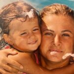 Elif Ceren Balıkçı Instagram - Günler geçsede yıllar geçsede aklım hala gittiğin o gün de . Anne lafını her duyduğumda boğazım düğümleniyor . Seni sorduklarında annemi kaybettik dediğim de canım yine çok acıyor . Bana sarılamadığın , öpemediğin , saçlarımı okşayamadığın , annem diyemediğin günler bu gerçekle karşılaşıyorum. Zaman geçtikçe unutacaksın dediler acın hafifleyecek dediler , ama ilk gün ki gibi hala . Seni unutmaya korkuyorum . Yüzünü , ellerini sımsıkı sarılmanı . Özledim anne demeyi , çok özledim dizine yatıp saçlarımla oynamanı . O gün yaklaştıkça boğazım düğümleniyor . Annemi göriyim allahım rüyamda lütfen dediğim her gün geliyorsun anne . Sımsıkı sarılıyorum sana . Gözlerimi açtığımda rüya oldupunu anladığımda yine yıkılıyor dünyam . O gün geçmiyor anne , o gün geçmiyor . Bana gelip ben hep senin yanındayım seni görüyorum ama sen beni göremezsin dediğinde , o gücümü nerden aldığımı öğrenmiş oldum anne . Seni çok özledim meleğim çok özledim . Geçen gün teyzem telefonu kapatırken tamam annecim dedi bana , bir anda kalakaldım, o kadar zaman olmuş ki o sözcüğü duymayalı. Tam o an da durdum , ne söylesem boş ne desem anlamsız . Büyüdüm anne hem de çok , ama bir yanım eksik bir yanım sensiz . Sen benim en güzel gül bahçelerimsin , bakmaya doyamadığım … Mekanın cennet olsun Gül Kokulum…