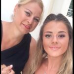 Elif Ceren Balıkçı Instagram - Günler geçsede yıllar geçsede aklım hala gittiğin o gün de . Anne lafını her duyduğumda boğazım düğümleniyor . Seni sorduklarında annemi kaybettik dediğim de canım yine çok acıyor . Bana sarılamadığın , öpemediğin , saçlarımı okşayamadığın , annem diyemediğin günler bu gerçekle karşılaşıyorum. Zaman geçtikçe unutacaksın dediler acın hafifleyecek dediler , ama ilk gün ki gibi hala . Seni unutmaya korkuyorum . Yüzünü , ellerini sımsıkı sarılmanı . Özledim anne demeyi , çok özledim dizine yatıp saçlarımla oynamanı . O gün yaklaştıkça boğazım düğümleniyor . Annemi göriyim allahım rüyamda lütfen dediğim her gün geliyorsun anne . Sımsıkı sarılıyorum sana . Gözlerimi açtığımda rüya oldupunu anladığımda yine yıkılıyor dünyam . O gün geçmiyor anne , o gün geçmiyor . Bana gelip ben hep senin yanındayım seni görüyorum ama sen beni göremezsin dediğinde , o gücümü nerden aldığımı öğrenmiş oldum anne . Seni çok özledim meleğim çok özledim . Geçen gün teyzem telefonu kapatırken tamam annecim dedi bana , bir anda kalakaldım, o kadar zaman olmuş ki o sözcüğü duymayalı. Tam o an da durdum , ne söylesem boş ne desem anlamsız . Büyüdüm anne hem de çok , ama bir yanım eksik bir yanım sensiz . Sen benim en güzel gül bahçelerimsin , bakmaya doyamadığım … Mekanın cennet olsun Gül Kokulum…