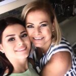 Elif Ceren Balıkçı Instagram - Benim gökyüzüm hep sendin , sana hayran olarak büyüdüm , gözlerinin rengine ,saçının sarısına . O kadar güzeldin ki hep senin gibi olmam istedim annem .Yapışık yaşardım sana , günlere bile beraber giderdik , sensiz 1 gece bile yatmadım başka bir evde . Korkardım sensiz yatmaya . Şimdi sen bensiz bende sensizim annem . Ama bu sefer yine çok korkuyorum . Güçlü gözüküyorum ama bir o kadar yıkığım . Gülüyorum ama bir o kadar ağlıyorum. Annem kimse senin gibi sevemez kimse senin gibi güzel kokamaz ,sarmalayamaz. Kokunu özledim , saçlarımla oynamanı , seninle alışveriş yapmayı. Ben annemi çok özledim . 4 yıl bitiyor , sensiz 1 gün geçiremezken sensizliğe her gün daha da canım yanarak alışmaya çalışıyorum . En büyük gücüm en büyük destekçim. Sen bana öyle bir hayat kurmuşsun ki , beni yetiştirip göçüp gitmişsin bu dünyadan . Sarı saçlım , gözleri güzelim , meleğim. Bir gün kavuşucaz . Senin tamamlayamadığın ne varsa şimdi ben devraldım. Kalbimin acısını anlatamam , ama bilirim ki bir göz yaşıma dünyayı yakardın . Seni seviyorum annem , en büyük dert ortağım, sırdaşım.Mekanın cennet olsun mis kokulum .❤️🙏