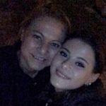 Elif Ceren Balıkçı Instagram - Günler geçsede yıllar geçsede aklım hala gittiğin o gün de . Anne lafını her duyduğumda boğazım düğümleniyor . Seni sorduklarında annemi kaybettik dediğim de canım yine çok acıyor . Bana sarılamadığın , öpemediğin , saçlarımı okşayamadığın , annem diyemediğin günler bu gerçekle karşılaşıyorum. Zaman geçtikçe unutacaksın dediler acın hafifleyecek dediler , ama ilk gün ki gibi hala . Seni unutmaya korkuyorum . Yüzünü , ellerini sımsıkı sarılmanı . Özledim anne demeyi , çok özledim dizine yatıp saçlarımla oynamanı . O gün yaklaştıkça boğazım düğümleniyor . Annemi göriyim allahım rüyamda lütfen dediğim her gün geliyorsun anne . Sımsıkı sarılıyorum sana . Gözlerimi açtığımda rüya oldupunu anladığımda yine yıkılıyor dünyam . O gün geçmiyor anne , o gün geçmiyor . Bana gelip ben hep senin yanındayım seni görüyorum ama sen beni göremezsin dediğinde , o gücümü nerden aldığımı öğrenmiş oldum anne . Seni çok özledim meleğim çok özledim . Geçen gün teyzem telefonu kapatırken tamam annecim dedi bana , bir anda kalakaldım, o kadar zaman olmuş ki o sözcüğü duymayalı. Tam o an da durdum , ne söylesem boş ne desem anlamsız . Büyüdüm anne hem de çok , ama bir yanım eksik bir yanım sensiz . Sen benim en güzel gül bahçelerimsin , bakmaya doyamadığım … Mekanın cennet olsun Gül Kokulum…