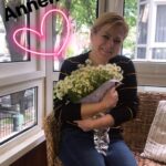 Elif Ceren Balıkçı Instagram - Günler geçsede yıllar geçsede aklım hala gittiğin o gün de . Anne lafını her duyduğumda boğazım düğümleniyor . Seni sorduklarında annemi kaybettik dediğim de canım yine çok acıyor . Bana sarılamadığın , öpemediğin , saçlarımı okşayamadığın , annem diyemediğin günler bu gerçekle karşılaşıyorum. Zaman geçtikçe unutacaksın dediler acın hafifleyecek dediler , ama ilk gün ki gibi hala . Seni unutmaya korkuyorum . Yüzünü , ellerini sımsıkı sarılmanı . Özledim anne demeyi , çok özledim dizine yatıp saçlarımla oynamanı . O gün yaklaştıkça boğazım düğümleniyor . Annemi göriyim allahım rüyamda lütfen dediğim her gün geliyorsun anne . Sımsıkı sarılıyorum sana . Gözlerimi açtığımda rüya oldupunu anladığımda yine yıkılıyor dünyam . O gün geçmiyor anne , o gün geçmiyor . Bana gelip ben hep senin yanındayım seni görüyorum ama sen beni göremezsin dediğinde , o gücümü nerden aldığımı öğrenmiş oldum anne . Seni çok özledim meleğim çok özledim . Geçen gün teyzem telefonu kapatırken tamam annecim dedi bana , bir anda kalakaldım, o kadar zaman olmuş ki o sözcüğü duymayalı. Tam o an da durdum , ne söylesem boş ne desem anlamsız . Büyüdüm anne hem de çok , ama bir yanım eksik bir yanım sensiz . Sen benim en güzel gül bahçelerimsin , bakmaya doyamadığım … Mekanın cennet olsun Gül Kokulum…
