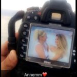 Elif Ceren Balıkçı Instagram - Günler geçsede yıllar geçsede aklım hala gittiğin o gün de . Anne lafını her duyduğumda boğazım düğümleniyor . Seni sorduklarında annemi kaybettik dediğim de canım yine çok acıyor . Bana sarılamadığın , öpemediğin , saçlarımı okşayamadığın , annem diyemediğin günler bu gerçekle karşılaşıyorum. Zaman geçtikçe unutacaksın dediler acın hafifleyecek dediler , ama ilk gün ki gibi hala . Seni unutmaya korkuyorum . Yüzünü , ellerini sımsıkı sarılmanı . Özledim anne demeyi , çok özledim dizine yatıp saçlarımla oynamanı . O gün yaklaştıkça boğazım düğümleniyor . Annemi göriyim allahım rüyamda lütfen dediğim her gün geliyorsun anne . Sımsıkı sarılıyorum sana . Gözlerimi açtığımda rüya oldupunu anladığımda yine yıkılıyor dünyam . O gün geçmiyor anne , o gün geçmiyor . Bana gelip ben hep senin yanındayım seni görüyorum ama sen beni göremezsin dediğinde , o gücümü nerden aldığımı öğrenmiş oldum anne . Seni çok özledim meleğim çok özledim . Geçen gün teyzem telefonu kapatırken tamam annecim dedi bana , bir anda kalakaldım, o kadar zaman olmuş ki o sözcüğü duymayalı. Tam o an da durdum , ne söylesem boş ne desem anlamsız . Büyüdüm anne hem de çok , ama bir yanım eksik bir yanım sensiz . Sen benim en güzel gül bahçelerimsin , bakmaya doyamadığım … Mekanın cennet olsun Gül Kokulum…