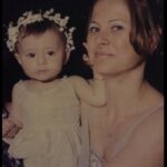 Elif Ceren Balıkçı Instagram - Günler geçsede yıllar geçsede aklım hala gittiğin o gün de . Anne lafını her duyduğumda boğazım düğümleniyor . Seni sorduklarında annemi kaybettik dediğim de canım yine çok acıyor . Bana sarılamadığın , öpemediğin , saçlarımı okşayamadığın , annem diyemediğin günler bu gerçekle karşılaşıyorum. Zaman geçtikçe unutacaksın dediler acın hafifleyecek dediler , ama ilk gün ki gibi hala . Seni unutmaya korkuyorum . Yüzünü , ellerini sımsıkı sarılmanı . Özledim anne demeyi , çok özledim dizine yatıp saçlarımla oynamanı . O gün yaklaştıkça boğazım düğümleniyor . Annemi göriyim allahım rüyamda lütfen dediğim her gün geliyorsun anne . Sımsıkı sarılıyorum sana . Gözlerimi açtığımda rüya oldupunu anladığımda yine yıkılıyor dünyam . O gün geçmiyor anne , o gün geçmiyor . Bana gelip ben hep senin yanındayım seni görüyorum ama sen beni göremezsin dediğinde , o gücümü nerden aldığımı öğrenmiş oldum anne . Seni çok özledim meleğim çok özledim . Geçen gün teyzem telefonu kapatırken tamam annecim dedi bana , bir anda kalakaldım, o kadar zaman olmuş ki o sözcüğü duymayalı. Tam o an da durdum , ne söylesem boş ne desem anlamsız . Büyüdüm anne hem de çok , ama bir yanım eksik bir yanım sensiz . Sen benim en güzel gül bahçelerimsin , bakmaya doyamadığım … Mekanın cennet olsun Gül Kokulum…