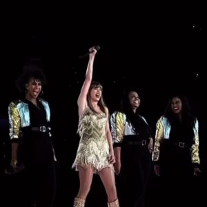 Eliotte Woodford Instagram - These nights have been sparkling. I’ll never let them go. I’ve been enchanted to meet, sing, and dance with every one of you. 
🤩❤️😍
Can’t believe we’re at the last stop of this leg of US shows! 6 shows at @sofistadium ! Let’s have a blast, LA!!

#taylorswift #taylorswifterastour #theerastour #sing #dance #TS #itsaugust #singer #dancer #performance #performer