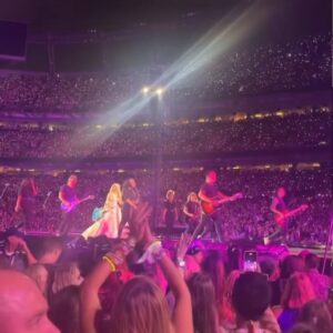 Eliotte Woodford Instagram - These nights have been sparkling. I’ll never let them go. I’ve been enchanted to meet, sing, and dance with every one of you. 
🤩❤️😍
Can’t believe we’re at the last stop of this leg of US shows! 6 shows at @sofistadium ! Let’s have a blast, LA!!

#taylorswift #taylorswifterastour #theerastour #sing #dance #TS #itsaugust #singer #dancer #performance #performer