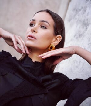 Elisa Bachir Bey Instagram - Right before @mossi.officiel show , thank you for having me 🤍 📷 @joannabhmphoto #pfw