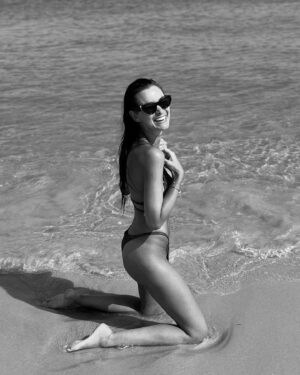 Elisa Bachir Bey Instagram - Island vibes 📷 par mon petit frère @leobchb 🤍