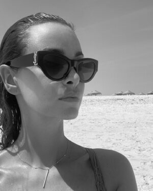 Elisa Bachir Bey Instagram - Island vibes 📷 par mon petit frère @leobchb 🤍