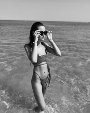 Elisa Bachir Bey Instagram - Island vibes 📷 par mon petit frère @leobchb 🤍