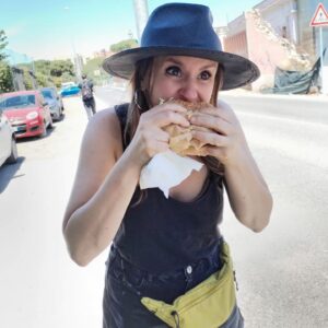 Elisa Di Eusanio Instagram - Questa è la fine che faccio ogni volta che mangio un panino di @vegan_vita 

Perdo ogni barlume di dignità 🤦🏻‍♀️♥️🌱

#instaeli
