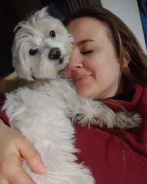 Elisa Di Eusanio Instagram - Ma 'sti poveri cani che vi hanno fatto?
Adesso non va bene neanche chiamarli con nomi propri.

Io non sono per umanizzare gli animali semmai sono per animalizzare un po' di più gli esseri umani 
però credo fermamente che ognuno abbia il diritto di formare la famiglia che vuole.

La cura di cui ha bisogno un cane è molto simile alla cura che necessita un bambino piccolo ed è un fatto questo che evidentemente dà molto fastidio.

La famiglia non è solo quella biologica o decisa per tradizione, cultura o religione.
La famiglia a un certo punto si sceglie e può contenere in sé mille colori e possibilità.

Laddove c'è amore, cura e protezione non potrà mai esserci nulla ma proprio nulla di sbagliato.

Evitate quindi per favore di alimentare divisione, giudizio e specismo.

 Siate liberə di amare chi volete e  lasciateci liberə di vivere al meglio per la nostra felicità.

Vero Angeli'?
Woof woof 🐾🐾🐾

#instaeli #statesereni